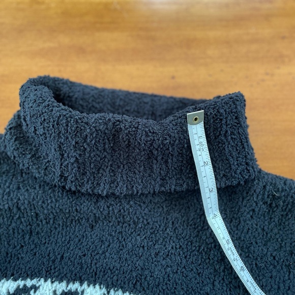 Yarnworks Black and White polyester and acrylic Sweater. Size Medium. - Picture 10 of 11